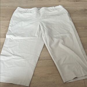Liz Claiborne Cream Capris